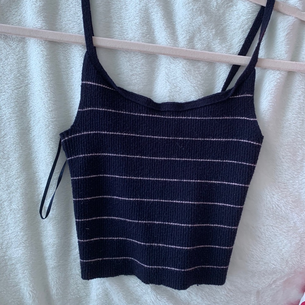 Super cute small worn once hollister top